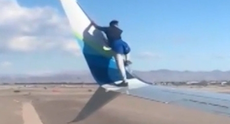 Người đàn ông đột nhập sân bay, leo lên cánh máy bay chuẩn bị cất cánh