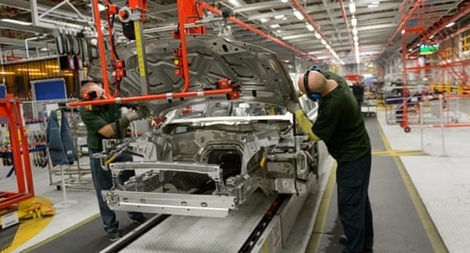 Một nhà máy của Jaguar Land Rover phải ngừng sản xuất do COVID-19