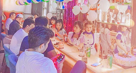 Quán bar kiểu Nhật trên đất Việt: "Sugar daddy" và ảo ảnh tình yêu