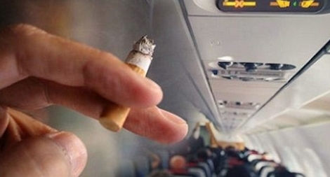 Bị cấm bay 9 tháng vì… chui vào toilet máy bay hút thuốc