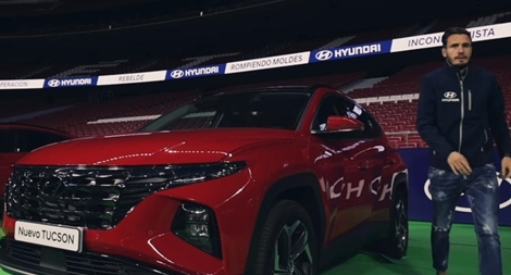 Các cầu thủ Atletico Madrid được Hyundai tặng xe Tucson Hybrid