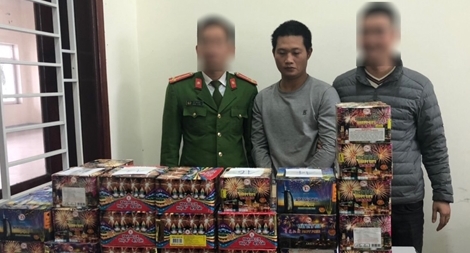 Giấu hơn 1 tạ pháo nổ trên xe ô tô tải và nhà riêng