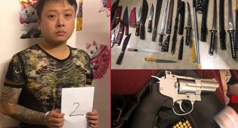 Thanh niên xăm trổ trang bị đủ loại vũ khí để... "phòng thân"