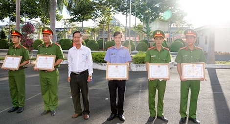 Khen thưởng tập thể, cá nhân bắt vụ vận chuyển hơn 400 kg pháo lậu