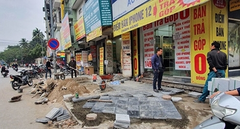 Vỉa hè Hà Nội lại bị “cày xới” ồ ạt cuối năm