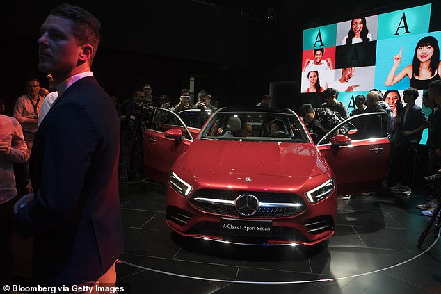 Cô Kim “siêu vòng 3” được tặng liền lúc 5 chiếc Maybach