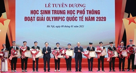 Trao tặng Huân chương Lao động cho các thí sinh đạt giải Olympic quốc tế