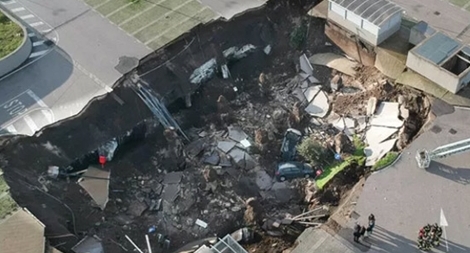 “Hố tử thần” khổng lồ bất ngờ xuất hiện trong bãi đậu xe bệnh viện