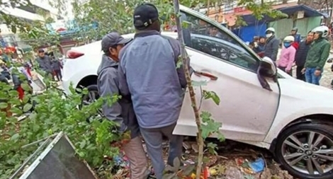 Ôtô con mất lái lao vào khu chợ làm nhiều người bị thương