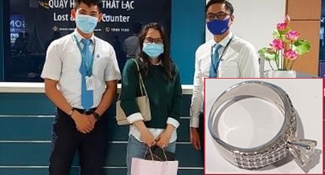 Nhận lại nhẫn kim cương sau 3 ngày đánh rơi trên máy bay
