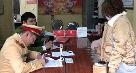 CSGT giải cứu người phụ nữ định nhảy cầu tự tử