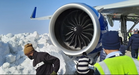 Máy bay Airbus A321neo mắc kẹt trong tuyết khi chuẩn bị cất cánh