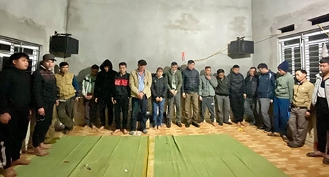 Chiếu bạc trăm triệu đánh bằng quân bài thẻ tre