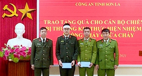 Thăm hỏi 2 CBCS bị thương khi làm nhiệm vụ