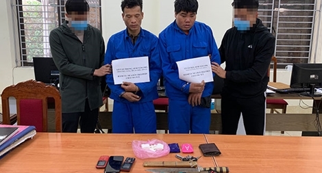 Thu giữ 4 con dao sắc lẹm cùng nhiều ma túy 