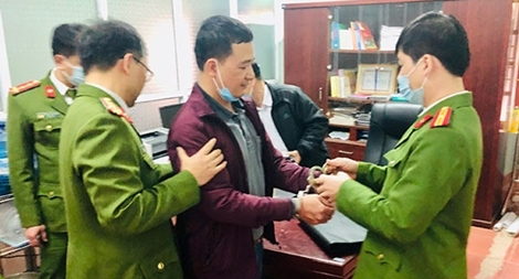 Khởi tố hiệu trưởng chiếm đoạt tiền bảo hiểm của giáo viên và học sinh