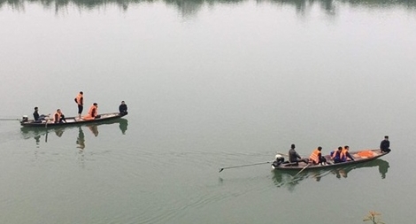 Thầy hiệu trưởng nhảy cầu trên sông Lam