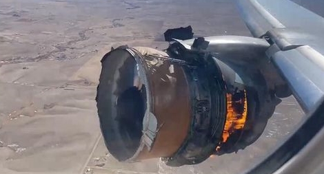 Hoảng hồn cảnh động cơ máy bay bốc cháy ngùn ngụt trên bầu trời