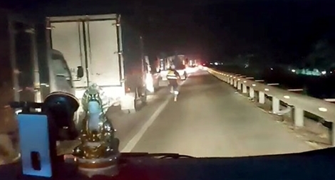 Khen thưởng nhân viên chạy bộ 2 km “giải cứu” xe cứu thương