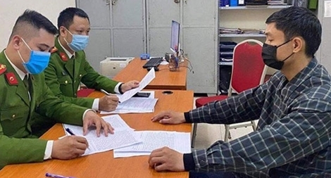 Đối tượng truy nã làm giả hóa đơn, chiếm đoạt 5,5 tỷ đồng ra đầu thú