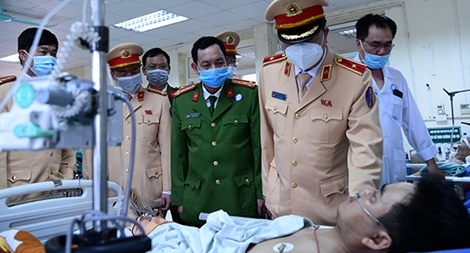 Thăm hỏi Thượng úy CSGT bị thương khi làm nhiệm vụ