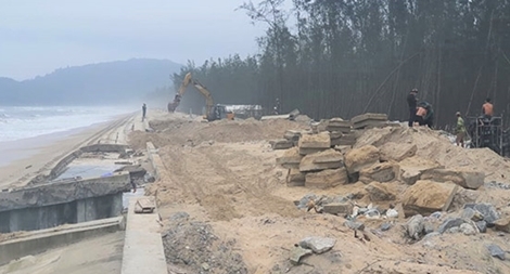 Công trình kè biển vừa thi công đã hư hỏng