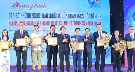 Trao Kỷ niệm chương "Vì thế hệ trẻ" cho 15 cá nhân nước ngoài