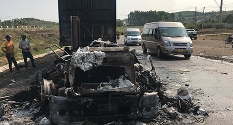 Xe container cuốn xe máy xuống gầm rồi bốc cháy, 2 người thương vong