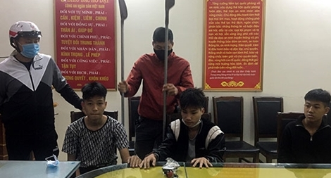 Nỗ lực buộc côn đồ đất Cảng chùn tay