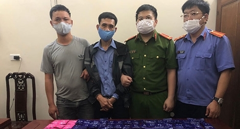 Mua 1 bánh heroin và hàng chục nghìn viên hồng phiến bán kiếm lời