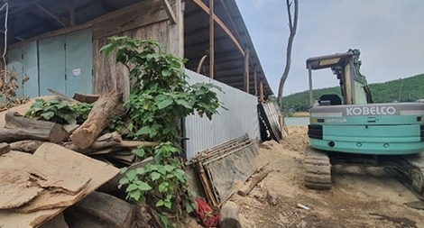 Cần ngăn chặn tình trạng lấn sông xây nhà ở trái phép