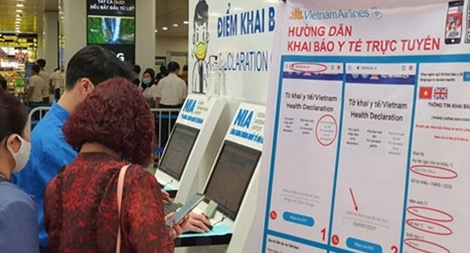Hàng nghìn khách chưa khai báo y tế khi vào cửa an ninh ở sân bay Nội Bài
