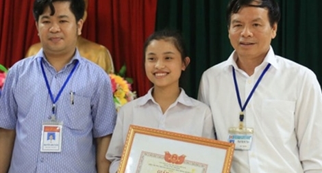 Nữ sinh nhặt được gần 500 triệu đồng trả lại cho người đánh rơi