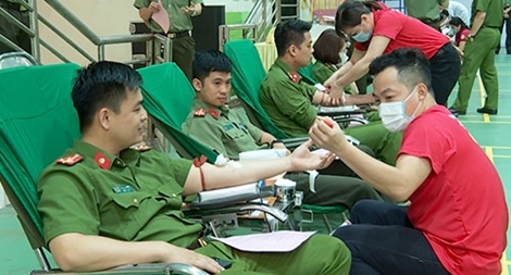 Công an Cao Bằng hiến máu tình nguyện