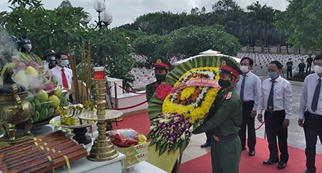 Truy điệu và an táng 16 hài cốt liệt sỹ hy sinh ở nước bạn Lào