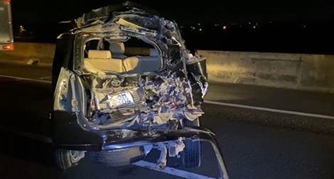 Xe ô tô con nát đuôi sau va chạm trên cao tốc 