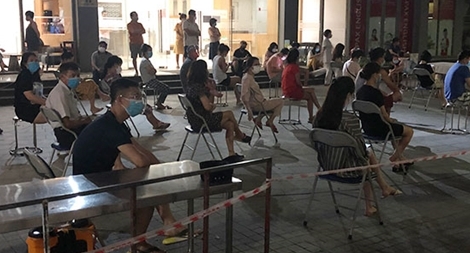 Trắng đêm bảo vệ an ninh tại khu cách ly Hoàng Mai