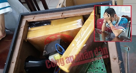 Cất giấu 12 bánh ma túy trong loa và cốp xe máy