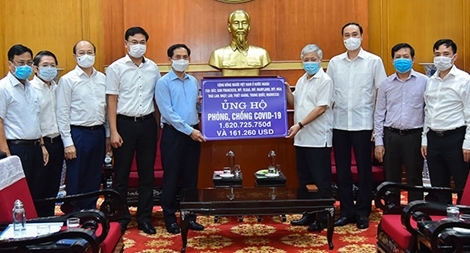 Trao hơn 6,2 tỉ đồng tiền ủng hộ phòng, chống COVID-19
