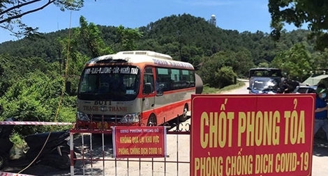 Dùng xe buýt chống nắng cho các chốt tại TP Vinh