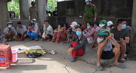 24 đối tượng tổ chức lắc tài xỉu ăn tiền dưới cống ngăn mặn