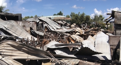 Buồn chuyện gia đình, tự đốt nhà làm cháy thêm 4 nhà hàng xóm