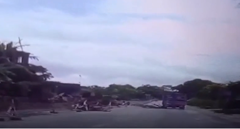 Tài xế xe máy ngã vào gầm xe tải tử vong