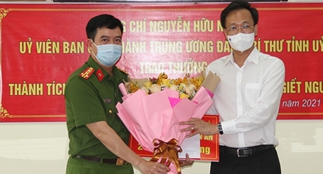 Trao thưởng các tập thể khám phá nhanh vụ án giết người ở Hưng Yên