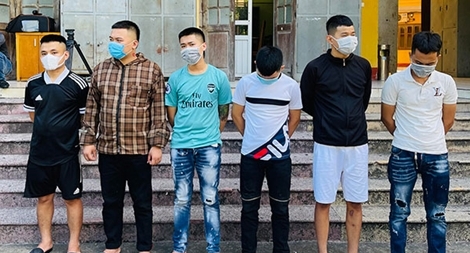 Khởi tố vụ ném chất bẩn, mang vòng hoa đến đặt trước nhà để đòi nợ