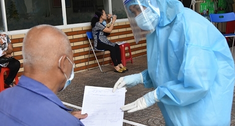 Tiêm vaccine cho người nghèo, diện chính sách: Niềm vui giữa bộn bề khó khăn