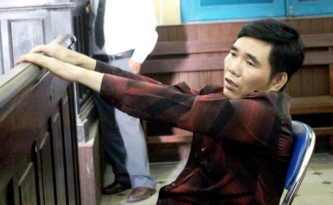 Ép vợ cũ uống thuốc sâu để níu kéo tình cảm