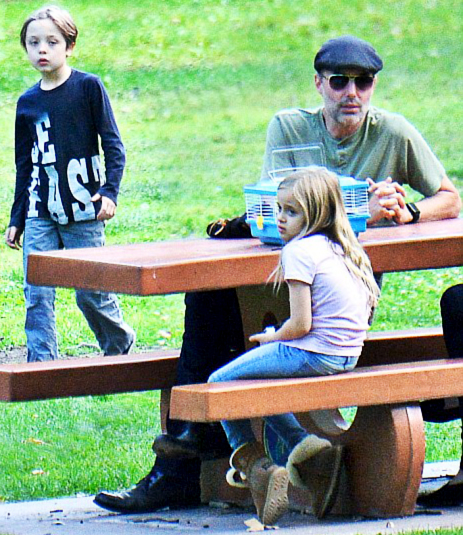 Angelina Jolie ly hôn Brad Pitt vì anh trai?