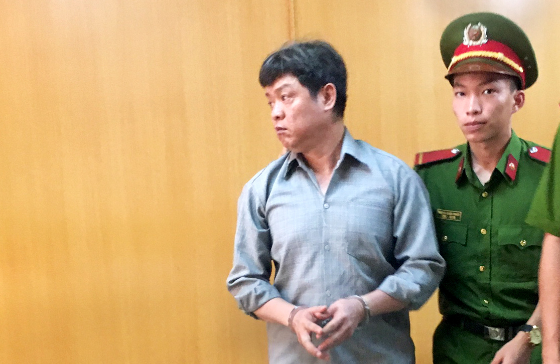 Hai bà mẹ vừa mất tiền vừa lãnh án vì "chạy trường"  Công an cho con