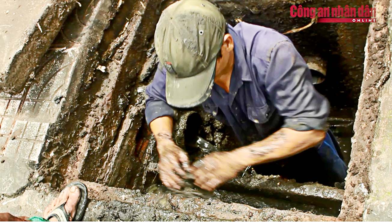 Nghề lặn ngụp trong nước thải ống cống ở Sài Gòn